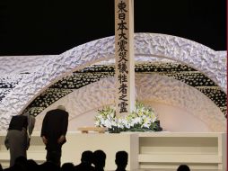 El emperador japonés Akihito y la emperatriz Michiko hacen una reverencia en conmemoración a las víctimas del terremoto y tsunami. EFE /