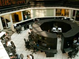 Al cierre de la jornada en la BMV, las acciones de  América Móvil serie L  registran pérdida del 3.31 por ciento. ARCHIVO /