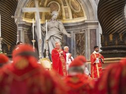 El cardenal Angelo Sodano (c) oficia la misa 'Pro eligendo Pontifice', previa al comienzo del cónclave, en la basílica de San Pedro. EFE /