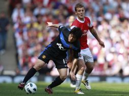El centrocampista del Arsenal Jack Wilshere (d) tiene inflamado el tobillo distinto al que se lesionó en 2011. ARCHIVO /