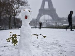 Un muñeco de nieve en la Plaza del Trocadero, con la Torre Eiffel como telón de fondo, mientras no cesa de nevar en París. EFE /