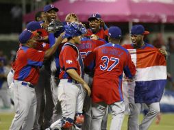 El estratega destaca la unión en su equipo en cada uno de los partidos. EFE /