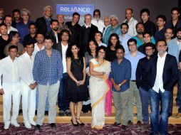 Steven Spielberg posa con los cineastas de Bollywood en Bombay el 11 de marzo de 2013. AFP /