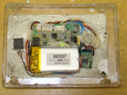 Dispositivo para clonar tarjetas, también conocido como ''skimmer''. ESPECIAL /