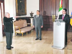 Juan José Bañuelos rinde protesta al cargo de contralor ante el secretario de Gobierno y el gobernador Aristóteles Sandoval (derecha). EL INFORMADOR /