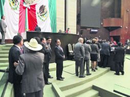 Diputados se formaron hasta una hora para signar el documento en apoyo a la iniciativa. NTX /