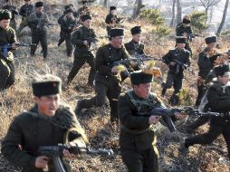 Miembros de la Guardia Roja de Trabajadores y Granjeros en ''alerta máxima'' en Pyongyang. EFE /