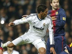 Raphael Varane (i) está en la mente de Didier Deschamps para debutar en la selección de Francia. ESPECIAL /