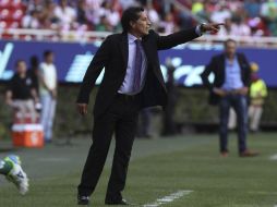 Benjamín Galindo da indicaciones en unno de los partidos del Guadalajara.  /