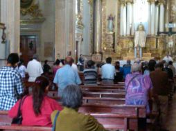 Fieles escucharon la noticia de la elección de Jorge Mario Bergoglio durante la misa de las 13:00 horas.  /