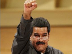 Maduro hace un gesto de triunfo. AP /
