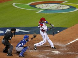 Alex Rios conecta un hit durante el partido. AFP /