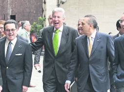 Reunión. El titular de la SCT, Gerardo Ruiz Esparza (centro), conversa con los diputados priistas. NTX /