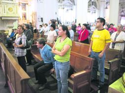Católicos tapatíos asisten a misa después de ser elegido al Papa Francisco como jerarca de la Iglesia Católica. EL INFORMADOR /