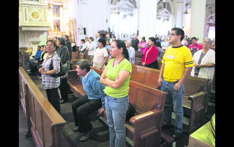 Católicos tapatíos asisten a misa después de ser elegido al Papa Francisco como jerarca de la Iglesia Católica. EL INFORMADOR /