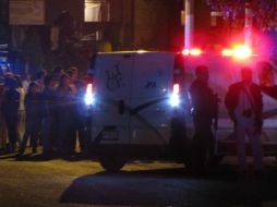 Vecinos se aglutinaron a ver los cuerpos tras la llegada de los autoridades.  /