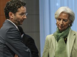 El ministro de Finanzas, Jeroen Dijsselbloem (i) y la presidenta del FMI, Christine Lagarde, charlan durante reunión del Eurogrupo. EFE /