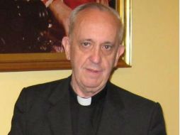 El Sumo Pontífice de la Iglesia Católica posa con una camisa del San Lorenzo del cual es socio y aficionado. EFE /