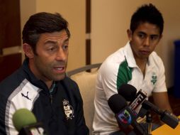 El técnico de Santos y Calderón estuvieron presentes en la rueda de prensa que dio Santos en Guadalajara.  /