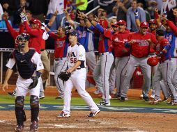 Los jugadores de Puerto Rico salieron de la banca para festejar una de las anotaciones en el partido. AFP /