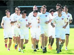 A hablar en la cancha. Los jugadores protestaron en silencio por adeudos de la directiva. MEXSPORT /