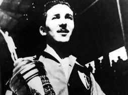 Con el título. Felipe Zetter en su momento de gloria, levantando el único trofeo de campeón de Liga que ostenta el Atlas. EL INFORMADOR /