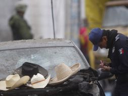 Expertos forenses, el Ejército mexicano, protección civil y policías municipales trabajan en la zona del accidente. EFE /