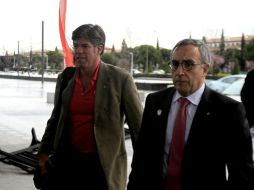 Eduardo Palomo (i), presidente del Comité Olímpico de El Salvador, a su llegada a Madrid. EFE /