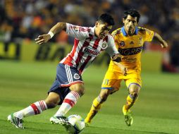 Con apuros pero Chivas rescata un punto de su visita al Estadio Universitario al empatar a un gol. EFE /