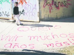 Incertidumbre. Una niña pasa afuera de la vivienda en Villas de Salvárcar. ESPECIAL /