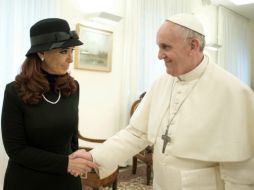 La presidenta Cristina Fernández (i) y el Papa Francisco (d), durante el encuentro que mantienen a solas en la residencia Santa Marta. EFE /