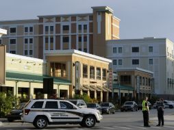 Elementos de la policía bloquean una calle cerca de la torre 1 de la universidad. AP /