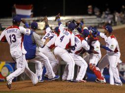 La selección dominicana goza del triunfo con su característica celebración de la flecha que apunta al cielo. EFE /