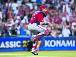 Alegría. Yadier Molina festeja tras derrotar a los japoneses en la primera semifinal del certamen. AP /