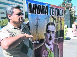 LA OTRA VISIÓN. En el DF activistas del SME denunciaron que la nueva ley privatizará Pemex. NTX /