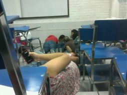 Desde la cuenta de Twitter @MarlaaPerez se muestra como unas personas se resguardan de los tiroteos. ESPECIAL /