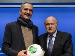 Aldo Rebelo (i), ministro de deportes de Brasil y Joseph Blatter, presidente de FIFA. AFP /