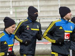 El delantero de la selección sueca de futbol Zlatan Ibrahimovic (c) calienta durante una sesión de entrenamiento. EFE /