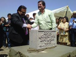 Esta tarde, junto con el alcalde de Zapotlanejo (d), el rector Cortés Guardado colocó la primera piedra del centro universitario.  /