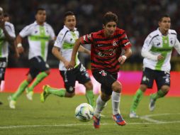 Isaac 'Conejito' Brizuela (centro) fue suspendido por intentar engañar al árbitro en el juego ante Santos y sacar provecho. MEXSPORT /