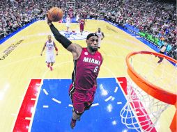 LeBron James clava la pelota durante un partido contra Filadelfia. Miami volverá a enfrentarlos de camino a la marca de las 34 victoria AP /