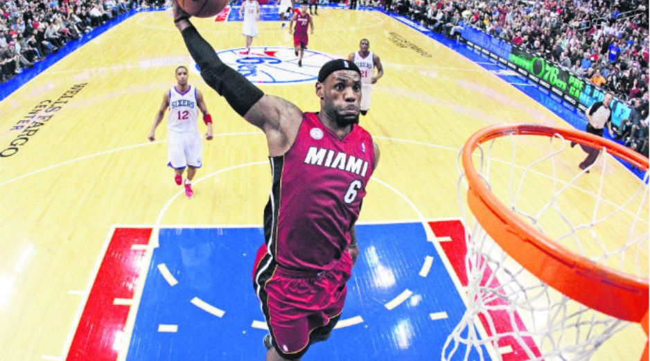 LeBron James clava la pelota durante un partido contra Filadelfia. Miami volverá a enfrentarlos de camino a la marca de las 34 victoria AP /