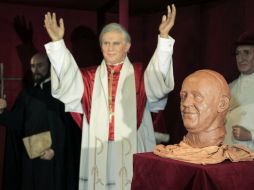 La figura de cera y, en primer plano, el rostro en arcilla. EFE /