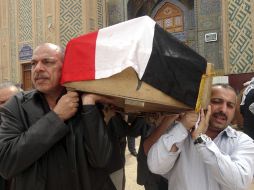 Iraquíes portan el ataúd de un familiar fallecido en un atentado en Bagdad. EFE /