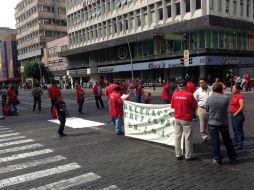 Los agremiados bloquearon esta mañana vialidades del primer cuadro.  /