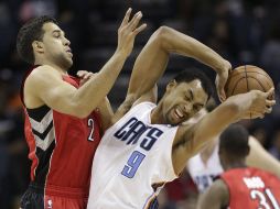 Henderson y Fields disputan un balón durante el partido. AP /