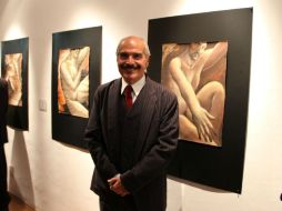 EL ARTISTA. Manuel Moreno Padilla posa junto a sus obras.  /