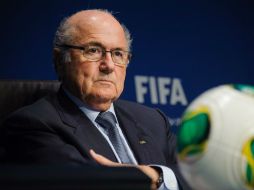 El máximo dirigente del balompié mundial mantiene su postura sobre jugar en ese país. AFP /