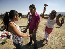 Las personas llegan al Ixtépete para que les realicen una limpia con motivo de la llagada de la primavera.  /