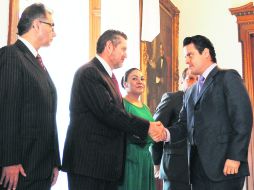 Fiscal general. Luis Carlos Nájera saluda al gobernador Aristóteles Sandoval, luego de tomar las riendas de la Fiscalía estatal. EL INFORMADOR /